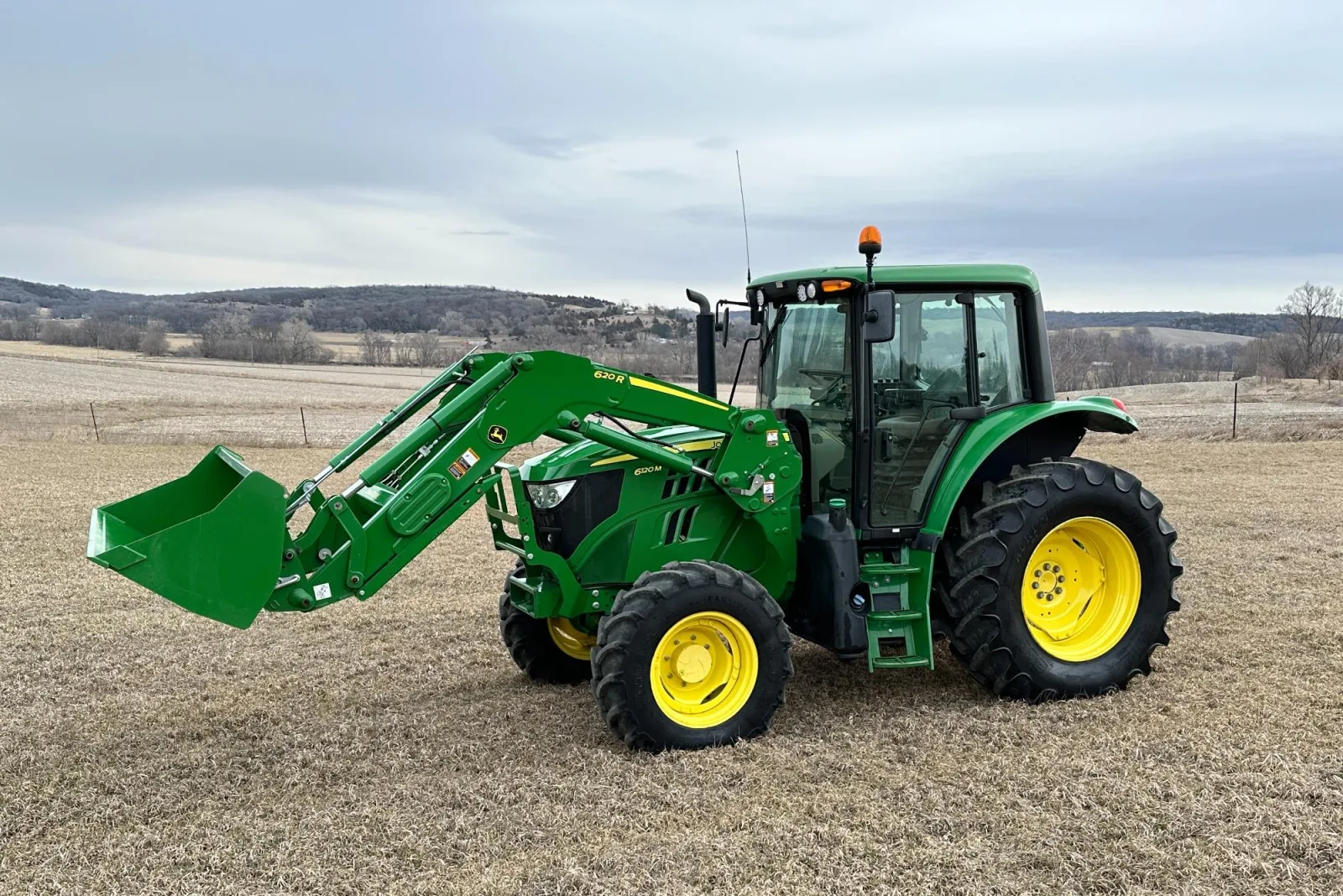 2017 John Deere 6120M MFWD